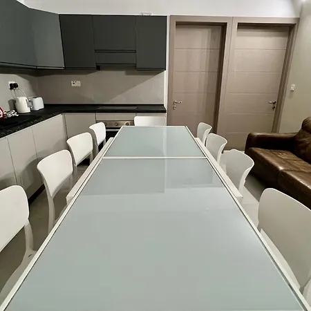 St Julians A 2 Bedroom San Ġiljan